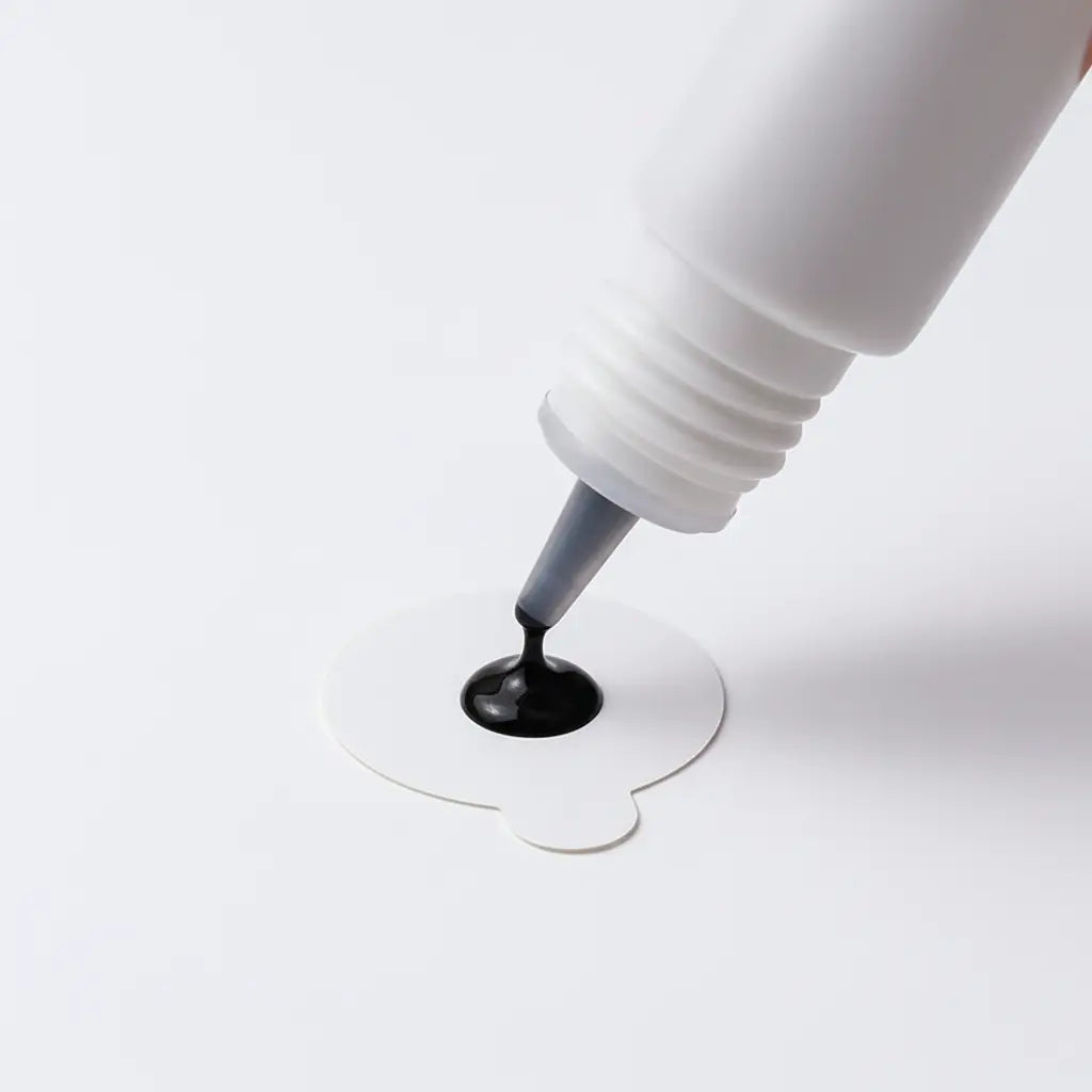 Colle pour cils avec applicateur - Fond gris clair