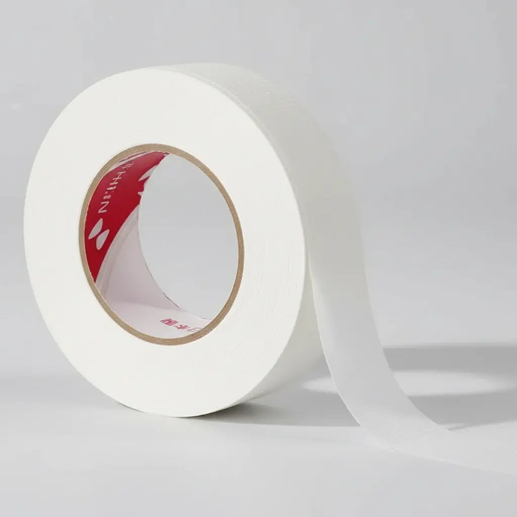 Rouleau de ruban adhésif blanc pour extensions de cils - Fond gris clair