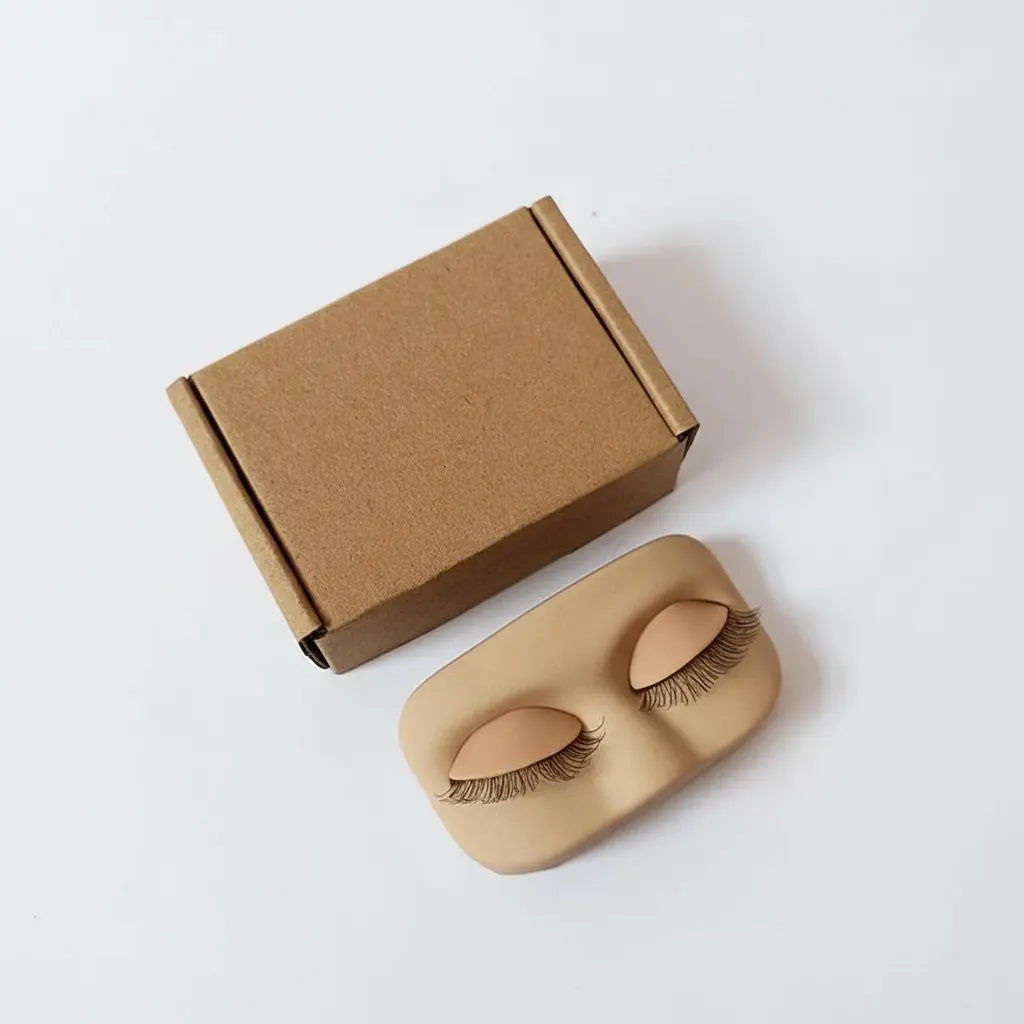 Tête d'entraînement pour extensions de cils avec emballage - Fond gris clair